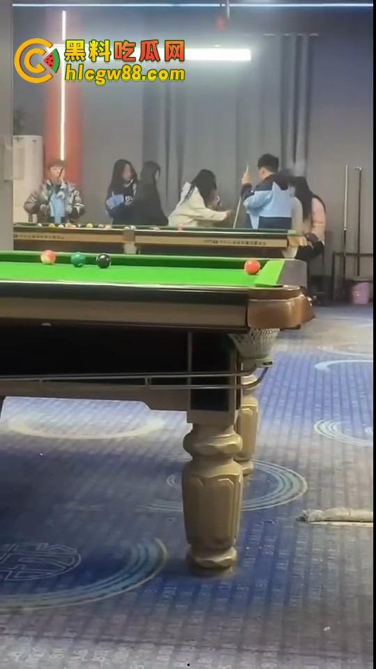 现在10后小学生都卷成这样了?嘴叼利群打台球还带妹,烟一口杆一打,童年直接过成社会大哥!-7