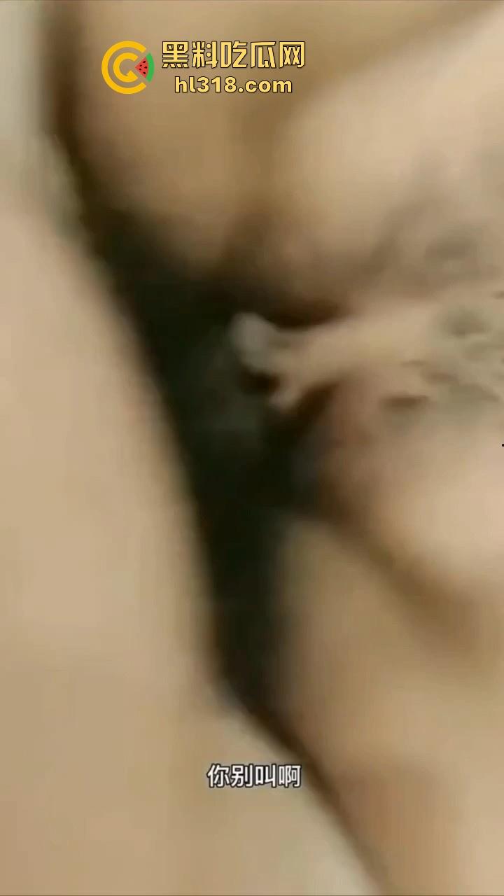 情侣做爱为寻刺激给女闺蜜打电话,无法控制的呻吟声,边跟其聊天边插,还问要不要来3P,极其淫荡!-2