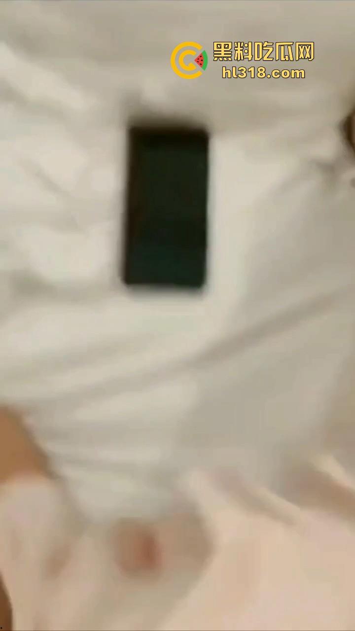 情侣做爱为寻刺激给女闺蜜打电话,无法控制的呻吟声,边跟其聊天边插,还问要不要来3P,极其淫荡!-5