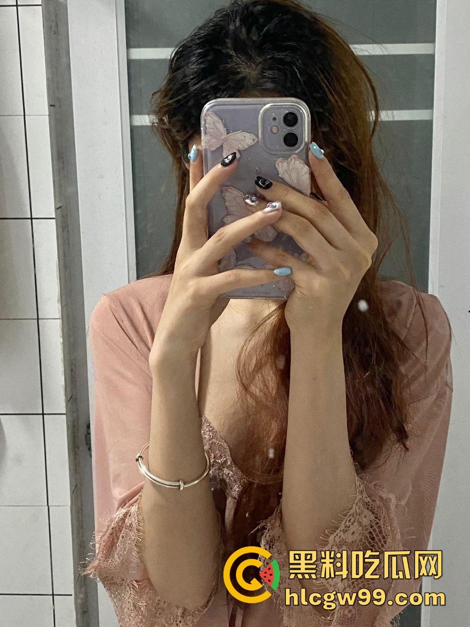 安徽师范大学女大学生【蒋弱弱】情趣内衣自拍骚照，酒店全裸自拍，最爱被大鸡巴从后面怼穿！-15