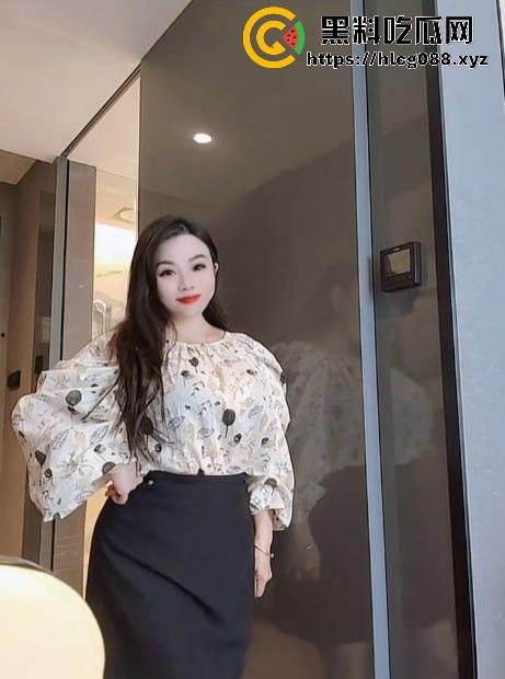 浙江少妇【影子buff】反差母狗私拍猛料炸街，2月最新定制片抖音卖得满地骚，加个好友私聊就甩微信开干！-15