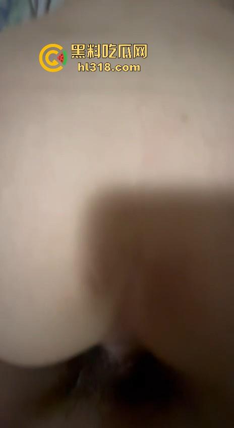 深夜人妻性爱缠绵后全裸做饭,全身赤裸全程低头忙活,被好邻居全程偷拍,巨乳大奶格外引人注目!-8