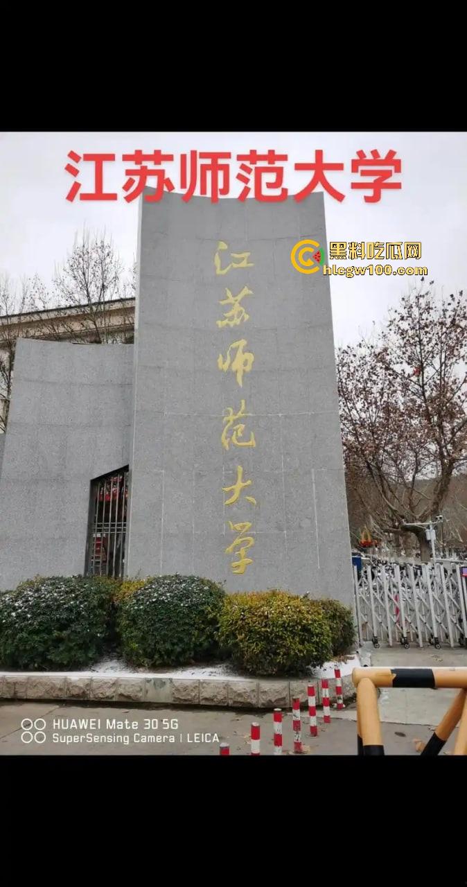 江苏师范大学飞机哥骚操作，篮球场后厕所手瘾犯了，当场打飞机被同学偷拍，场面离谱到无语！-5