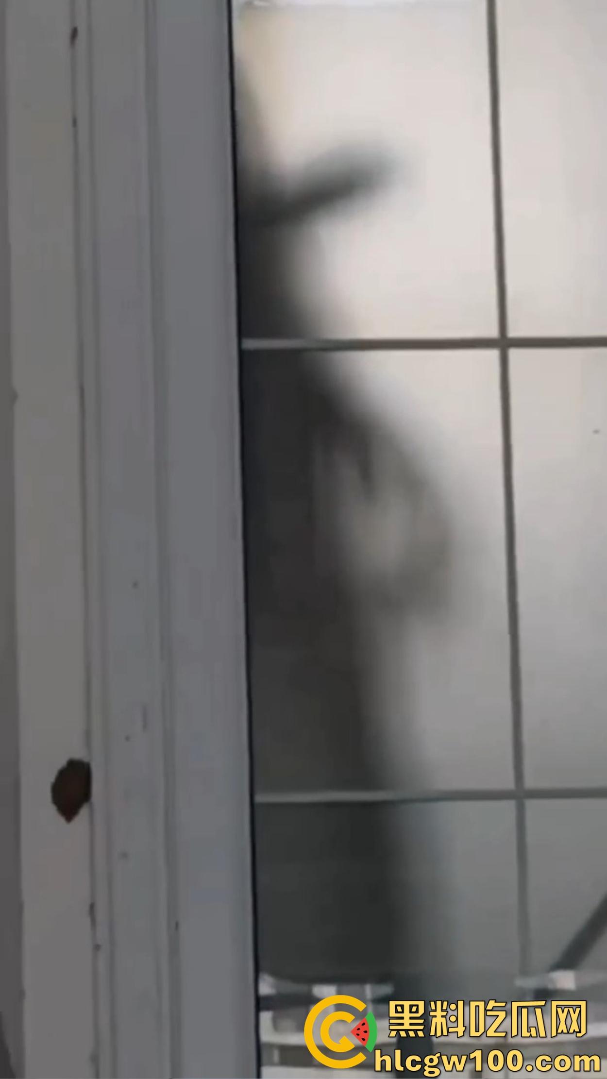 江苏师范大学飞机哥骚操作，篮球场后厕所手瘾犯了，当场打飞机被同学偷拍，场面离谱到无语！-7