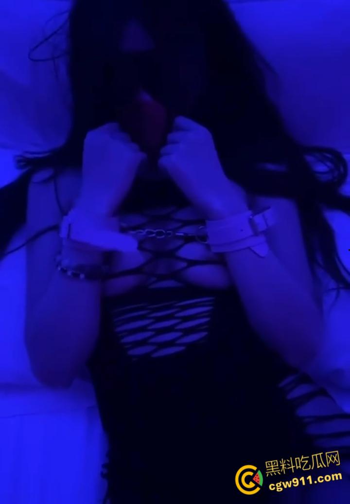 青岛小美女【刘鑫】,包房小姐外围女神,为爱从良竟遇渣男,三千块就能陪玩情趣SM,卖逼吸毒床技超高 !-4