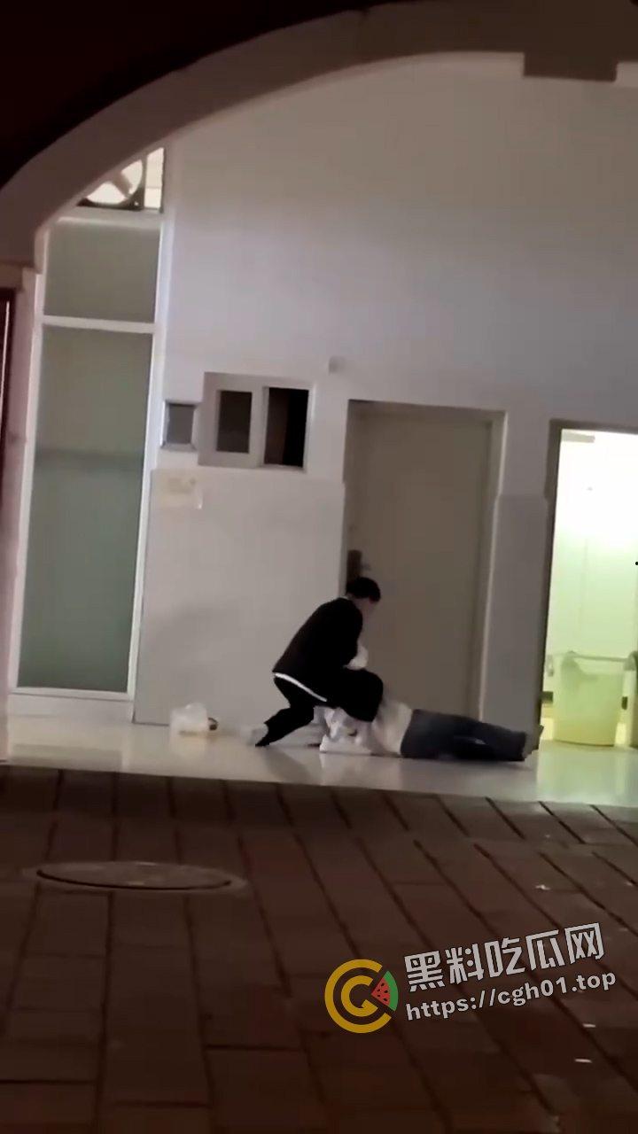 外事大学男生因为女朋友不给看手机 打完架就跳楼自杀 头上绿就绿了 何必呢-6