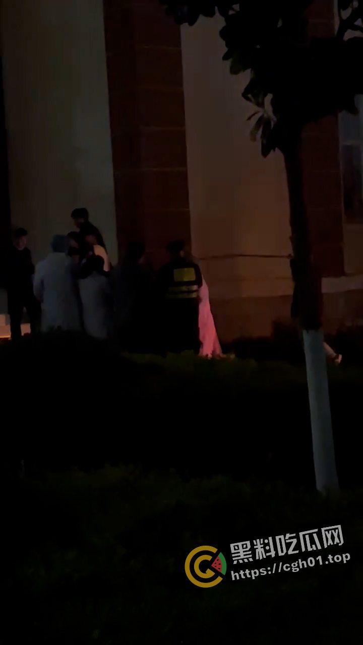 外事大学男生因为女朋友不给看手机 打完架就跳楼自杀 头上绿就绿了 何必呢-10