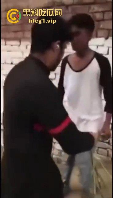 印度阿三小男孩企图性侵女孩被抓!被女孩父亲当场制服,这行为太离谱了!-1