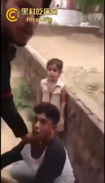 印度阿三小男孩企图性侵女孩被抓!被女孩父亲当场制服,这行为太离谱了!-3