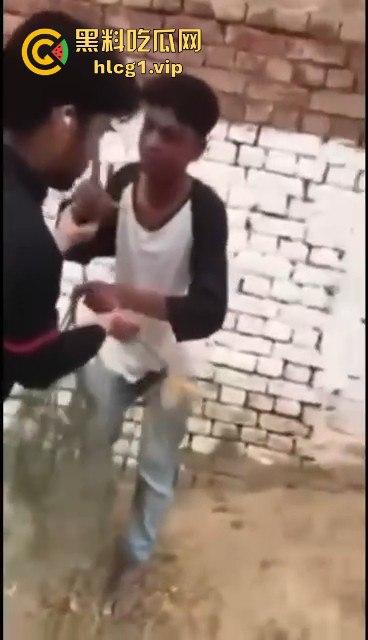 印度阿三小男孩企图性侵女孩被抓!被女孩父亲当场制服,这行为太离谱了!-4