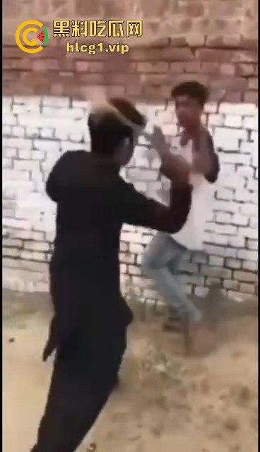 印度阿三小男孩企图性侵女孩被抓!被女孩父亲当场制服,这行为太离谱了!-5