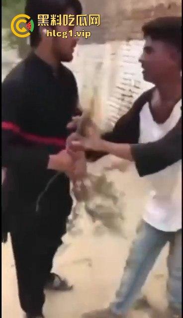 印度阿三小男孩企图性侵女孩被抓!被女孩父亲当场制服,这行为太离谱了!-6