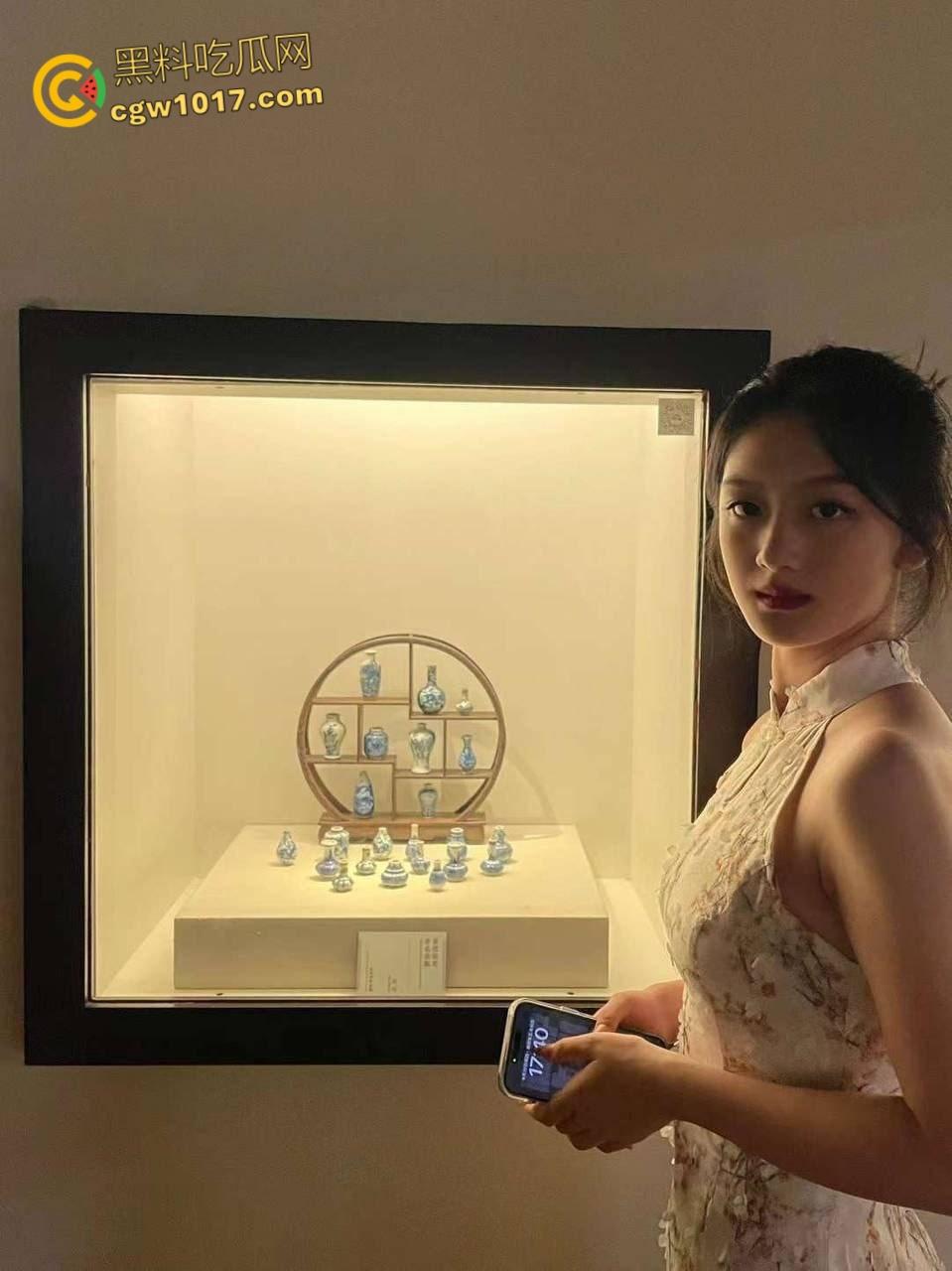 南京航空大学眼镜妹【杨思怡】，高颜值反差学生妹，白嫩大奶正脸口交，戴眼镜后入蜜桃臀，反差感极强 ！-2