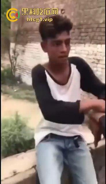 印度阿三小男孩企图性侵女孩被抓!被女孩父亲当场制服,这行为太离谱了!-7