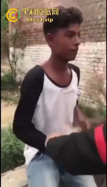 印度阿三小男孩企图性侵女孩被抓!被女孩父亲当场制服,这行为太离谱了!-8
