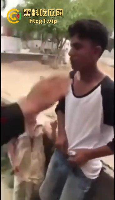 印度阿三小男孩企图性侵女孩被抓!被女孩父亲当场制服,这行为太离谱了!-9