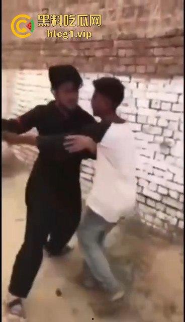 印度阿三小男孩企图性侵女孩被抓!被女孩父亲当场制服,这行为太离谱了!-10