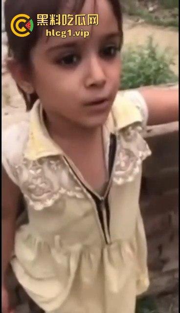 印度阿三小男孩企图性侵女孩被抓!被女孩父亲当场制服,这行为太离谱了!-11