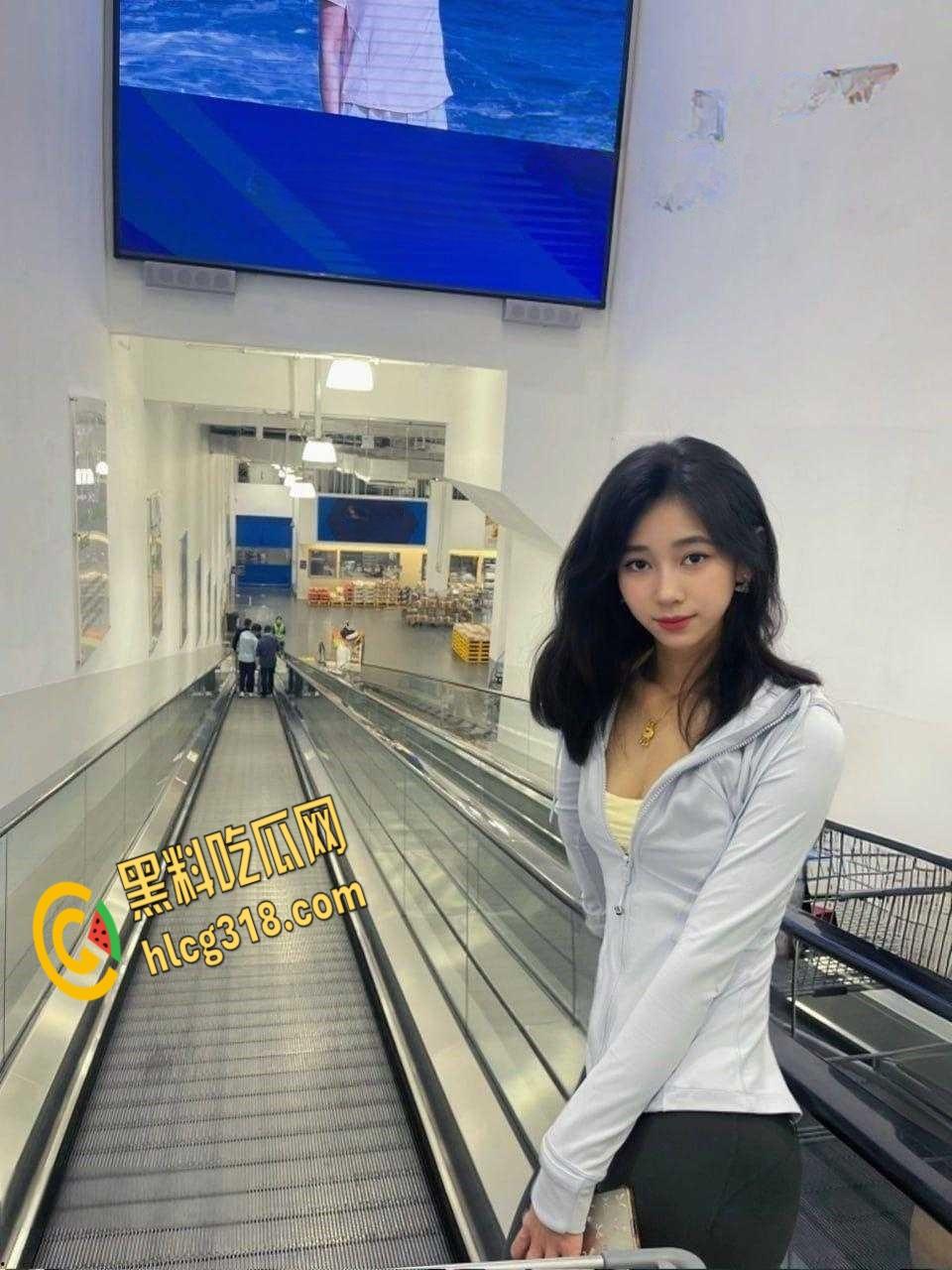 极品高颜舞蹈生被金主网调，大尺度完美身材尤物，高难度一字马展示诱人酮体 !-1