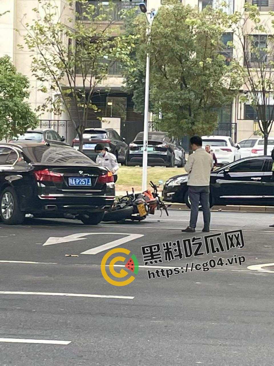 贵州赣州 又一骑士骑逝 现场画面曝光 血腥 医护人员处理遗体 惨不忍睹-3