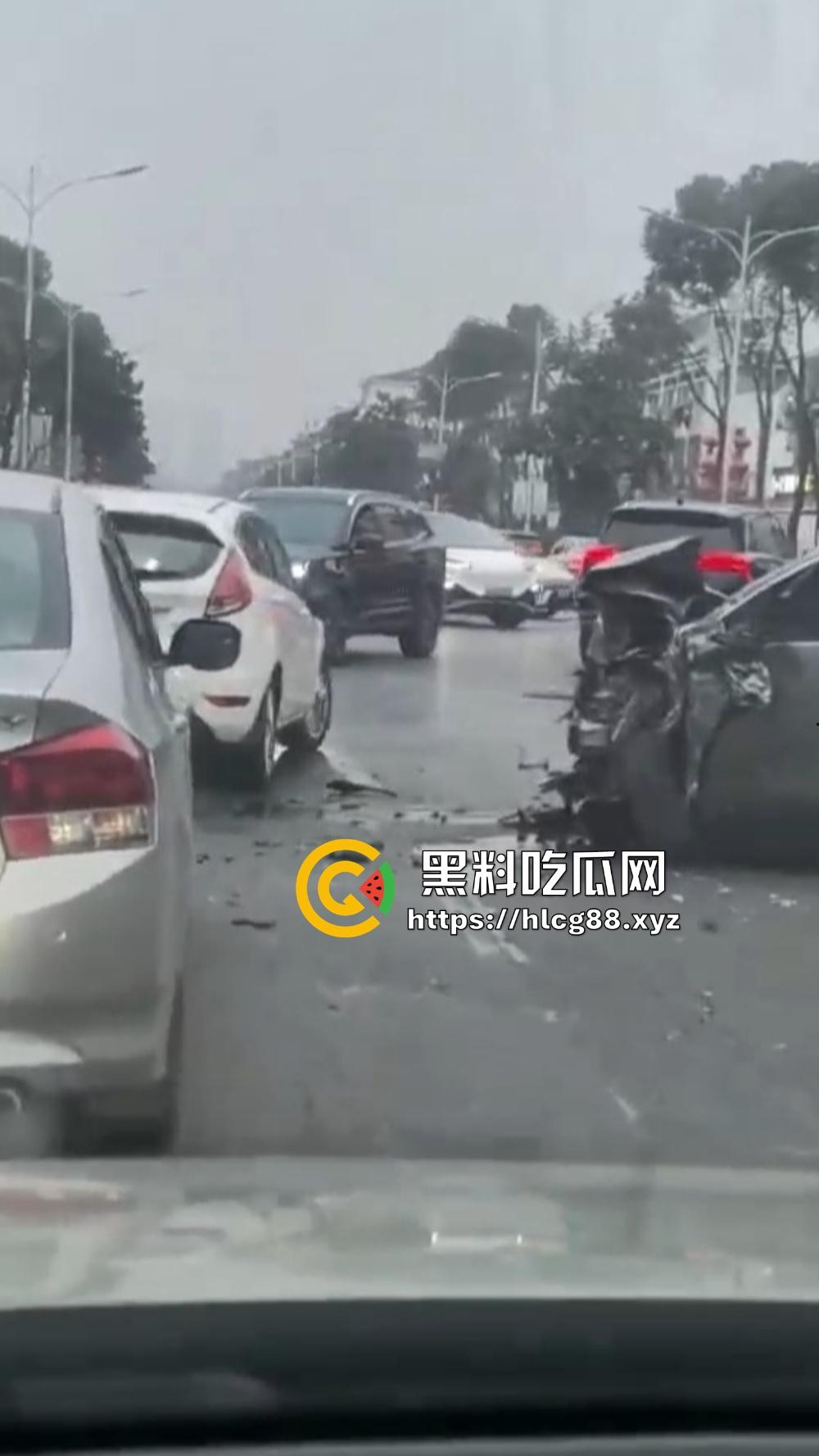 江苏镇江公交狂飙猛操私车，小轿车被撞成烂渣，车主吓得卵缩尿飙魂飞魄散！-2