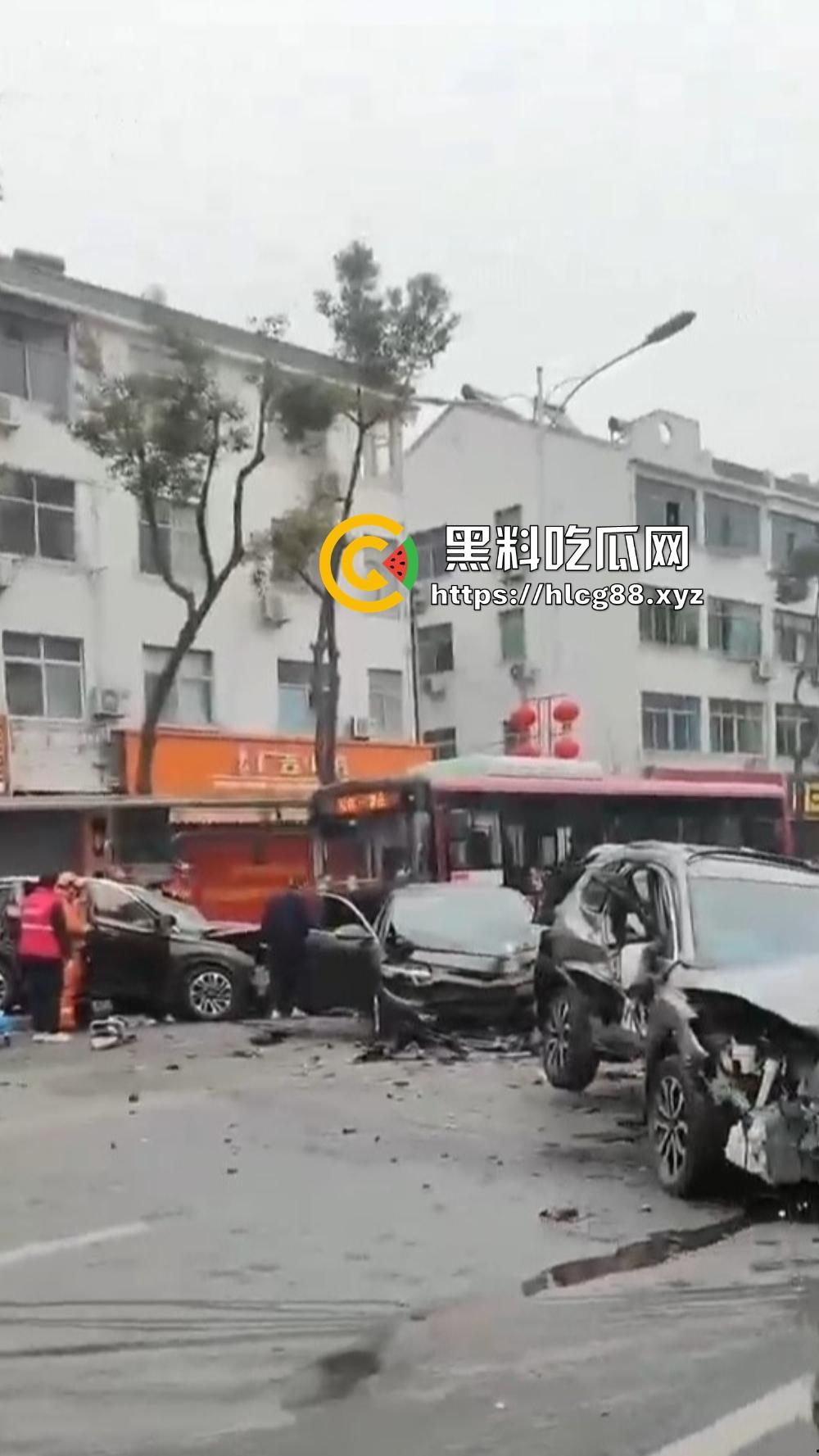 江苏镇江公交狂飙猛操私车，小轿车被撞成烂渣，车主吓得卵缩尿飙魂飞魄散！-6