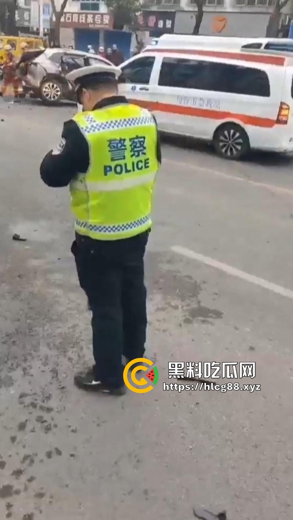 江苏镇江公交狂飙猛操私车，小轿车被撞成烂渣，车主吓得卵缩尿飙魂飞魄散！-9