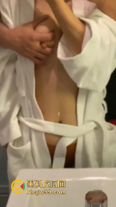 广西学院清纯学妹【钟雨】性爱视频曝光，扭腰翘臀淫荡至极，骚劲毕露像极欠操的母狗！-3