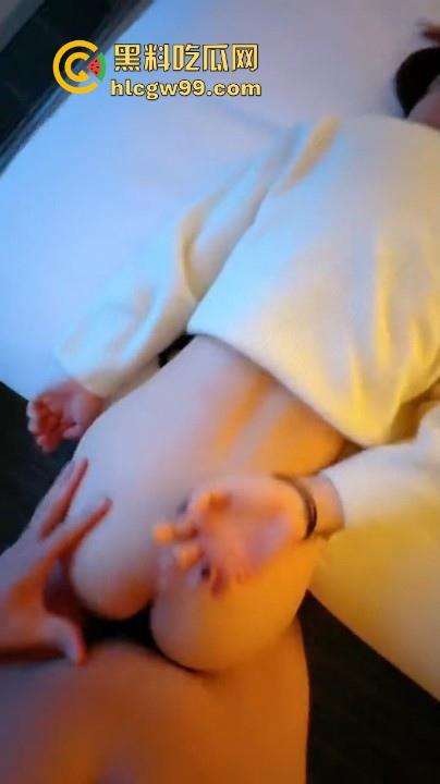 广西学院清纯学妹【钟雨】性爱视频曝光，扭腰翘臀淫荡至极，骚劲毕露像极欠操的母狗！-5