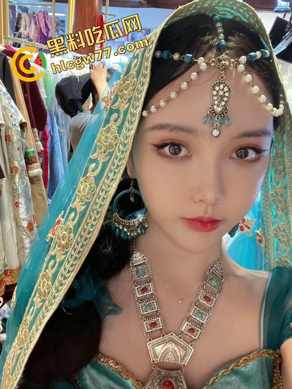 别看高中时装得纯，济南这【黄薇】私下骚得能申请国家级认证了，宿舍自拍都能剪出一部AV！-1