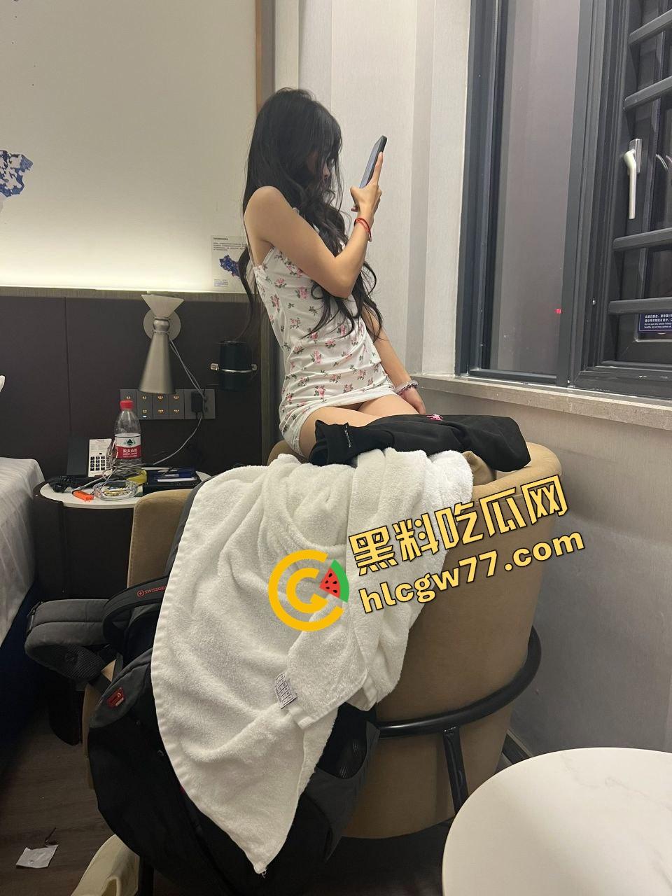 别看高中时装得纯，济南这【黄薇】私下骚得能申请国家级认证了，宿舍自拍都能剪出一部AV！-13