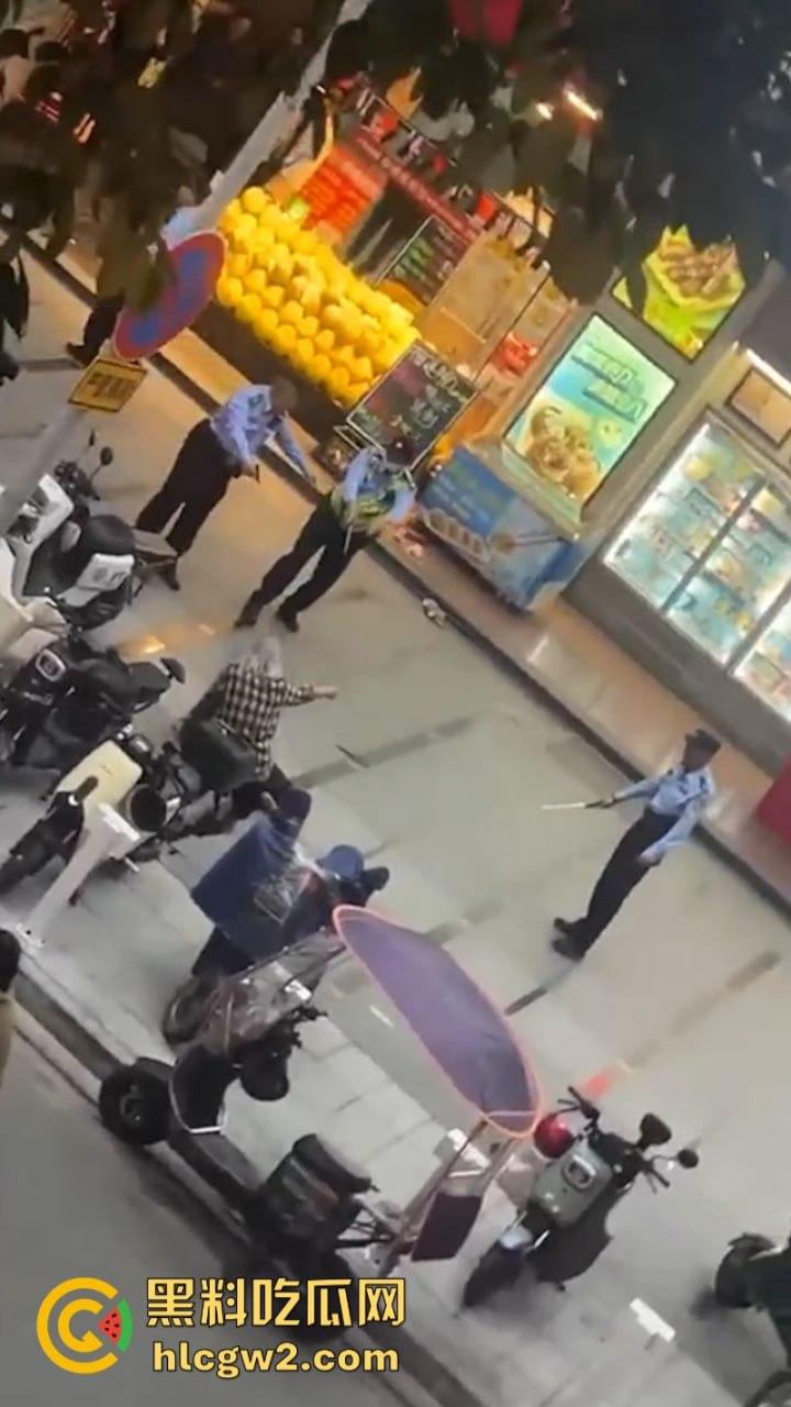 这不是拍戏！广州南沙一男子情绪失控街头挥刀砍人又割喉 被害人当场盖布 好吓人！-9