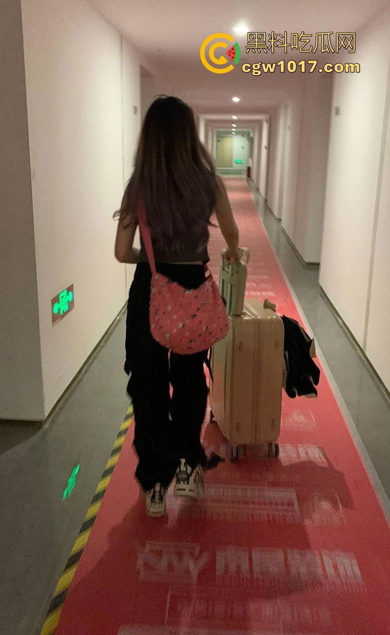 网恋奔现邂逅吞精小妖精【江奕恩】从线上甜蜜到线下开战一步步调教,穿吊带黑丝戴项圈,各种姿势玩到高潮迭起!-3