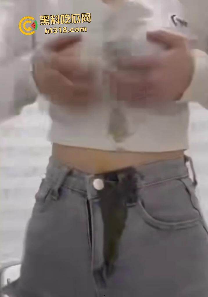 大奶女仗着自己奶子大用巨乳夹鸡蛋，夹扁的鸡蛋汁液直接从奶子里流出来，浪费粮食引发公愤！-3