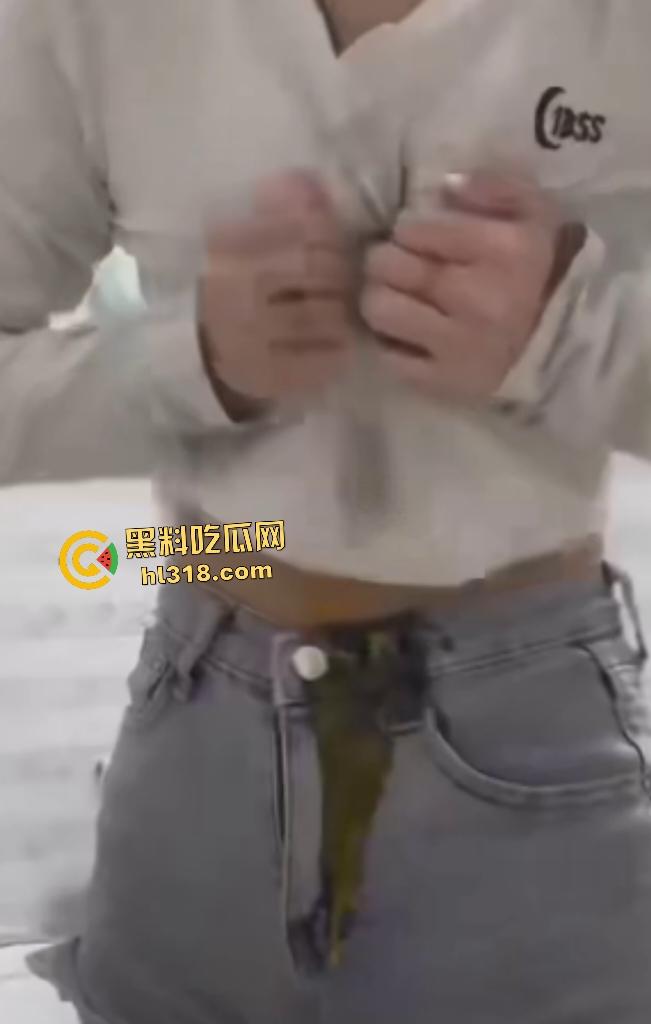 大奶女仗着自己奶子大用巨乳夹鸡蛋，夹扁的鸡蛋汁液直接从奶子里流出来，浪费粮食引发公愤！-8