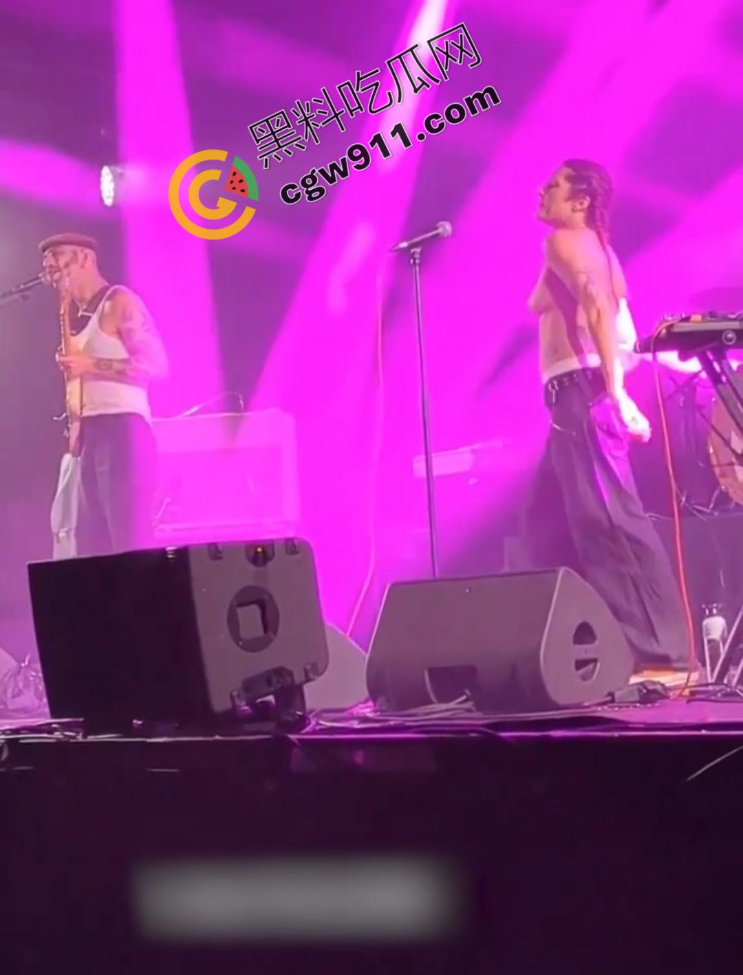 国外大瓜！法国摇滚女神【蕾贝嘉】音乐节上遭遇袭胸后索性全裸，魅力表演震撼全场-2