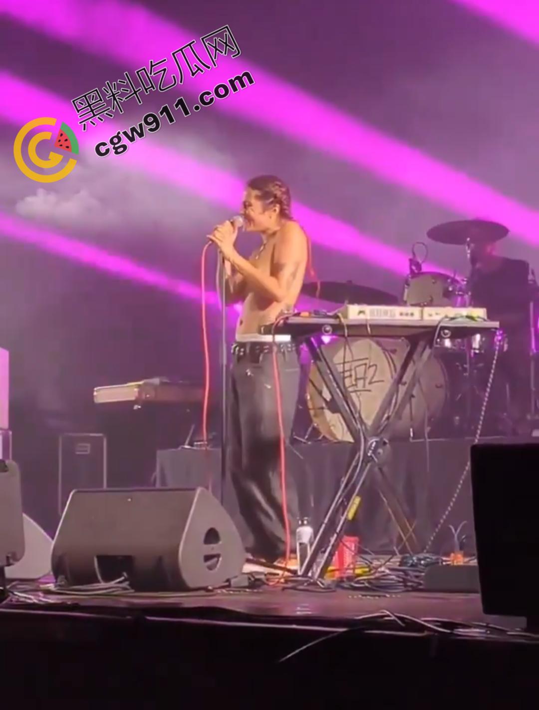 国外大瓜！法国摇滚女神【蕾贝嘉】音乐节上遭遇袭胸后索性全裸，魅力表演震撼全场-5