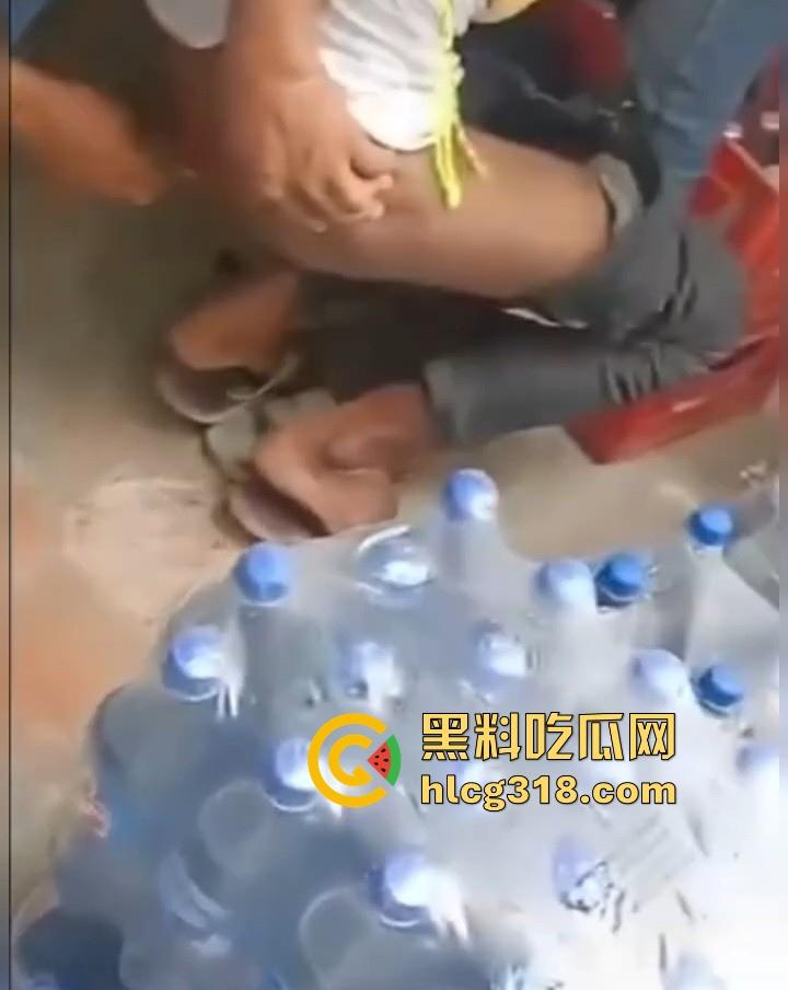 印度最新乱搞酷刑,屁眼塞玛莎拉,把酱料倒进去进行充分搅拌,等待沸腾然后可以穿裤子了。-6