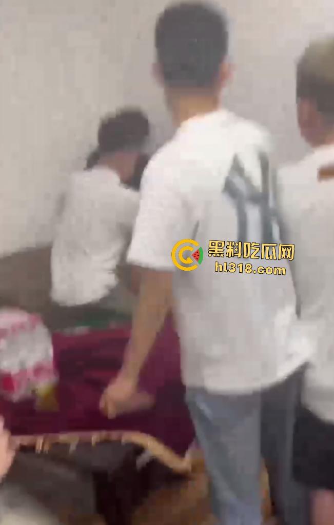 赌桌惊两男子出千被抓，隐形眼镜透视牌面暴露，兄弟被揍成猪头，屎都快打出来了！-8