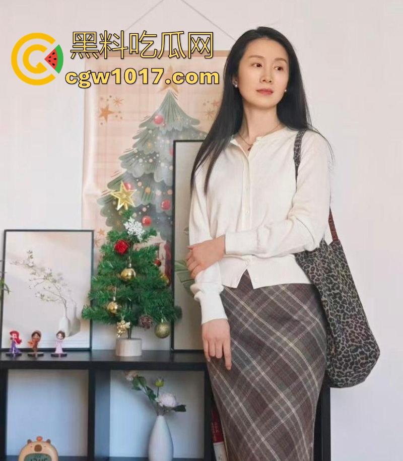 跟大嫂的刺激偷情，后入式暴操嫂子肥臀，嫂子爽到在前面大声的叫着直喊姐夫，这身材操起来真爽！-1