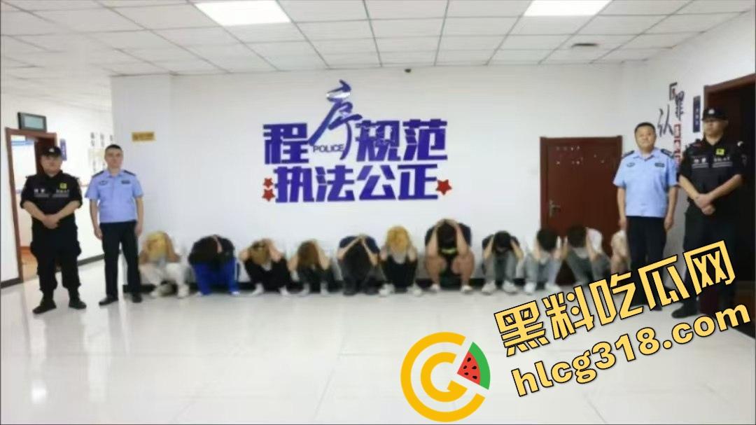 临沂这群精神哥集体断片儿，砸车群殴还上头，警车一来不躲不跑反手就干，真是刑不上脑袋系列！-2