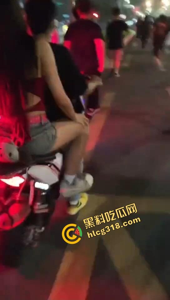 临沂这群精神哥集体断片儿，砸车群殴还上头，警车一来不躲不跑反手就干，真是刑不上脑袋系列！-6