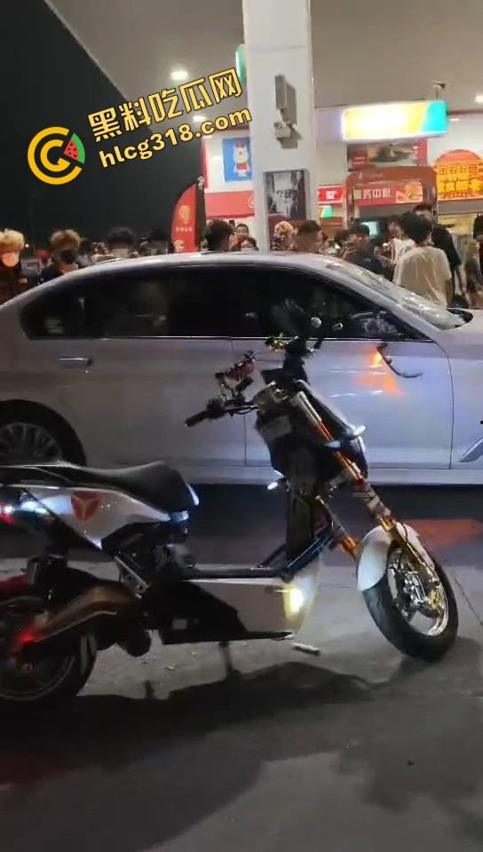 临沂这群精神哥集体断片儿，砸车群殴还上头，警车一来不躲不跑反手就干，真是刑不上脑袋系列！-12