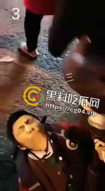 热瓜速递！12月13日晚四川资阳安岳县公车事故现场画面 多名学生和家长受伤 医院正在抢救 伤亡暂未公布-2