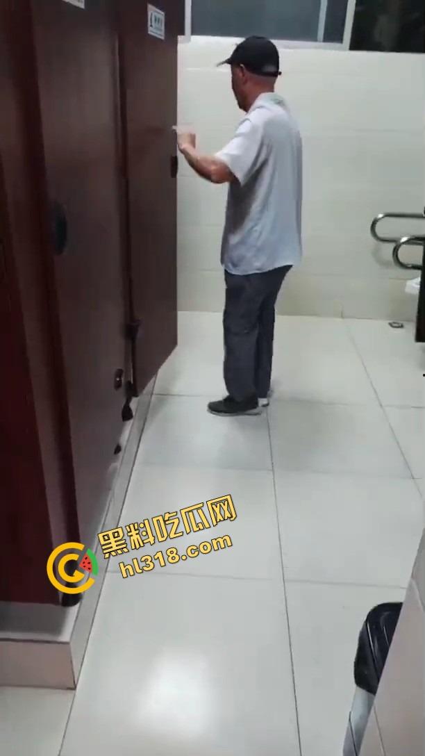 老变态厕所偷看逼被偷拍，还搁那死盯着不走，鸟为食亡，人为逼死，这才是真正的老兵不死！-11