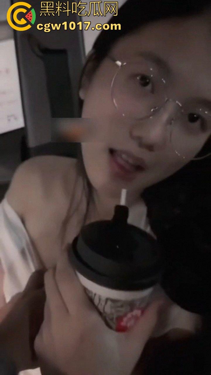 骚货女友在地下停车场坐在副驾驶上直接掰穴发情！撩裙勾魂，男主当场硬到差点停车猛干！-4