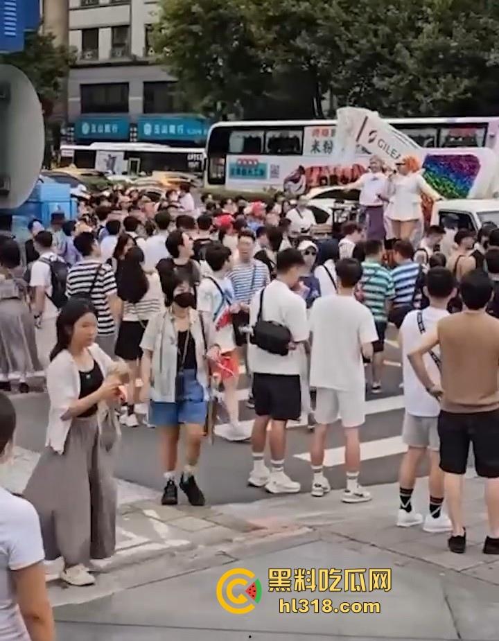台湾大型同志游行，超过18万人参加，多位gay佬盛装出席，高举牌坊“我就是爱肛交，别叫我停下来”！-6