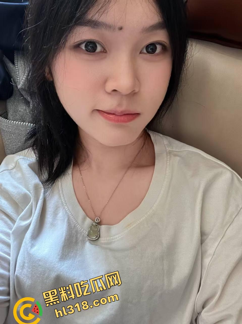 南京传媒学院极品反差母狗『李可盈』网调金主约炮,各种自拍视频流出,课代表小仙女也能喷水?-1