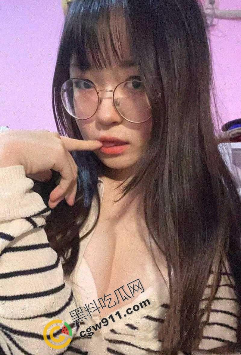 南京师范大学清纯眼镜妹【王嘉茹】淫荡自拍大公开,骚穴特写,口交深喉,尺度之大,直呼过瘾!-2