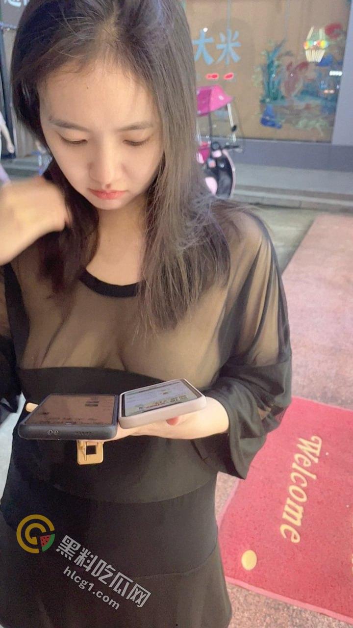 震撼眼球！极品人妻张小萍超市大胆摸奶，办公室野战引爆全网争议-3